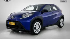 Blauw metallic Gebruikt 2024 Toyota Aygo Play Hatchback | € 17.950 (Eerlijke prijs)