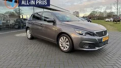 Grijs, metallic lak Gebruikt 2017 Peugeot 308 Allure Hatchback | € 12.500 (Eerlijke prijs)