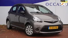 Bruin (metallic) Gebruikt 2013 Toyota Aygo Hatchback | € 4.999 (Eerlijke prijs)