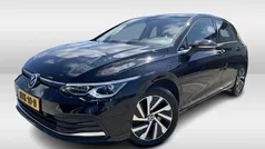 Zwart Gebruikt 2021 VW Golf VIII Style Hatchback | € 24.450 (Eerlijke prijs)