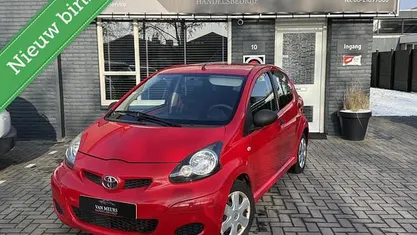 Occasion Toyota Aygo 68 PK (50 kW) 2011 Rood Hatchback