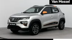 Grijs, metallic lak Gebruikt 2022 Dacia Spring Comfort Plus Hatchback | € 10.940 (Eerlijke prijs)