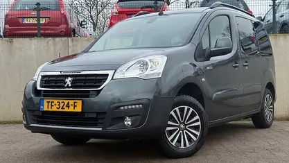 Occasion Peugeot TePee Allure 49 kW (67 PK) 2018 Grijs MPV