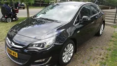 Zwart Gebruikt 2013 Opel Astra Cosmo Sedan | € 6.750 (Eerlijke prijs)