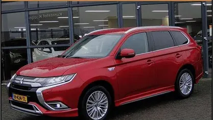 Rood Occasion 2020 Mitsubishi Outlander P-HEV Intense SUV | € 21.945 (Eerlijke prijs)