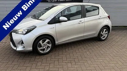 Grijs Gebruikt 2016 Toyota Yaris Hybrid Hatchback | € 11.745 (Eerlijke prijs)