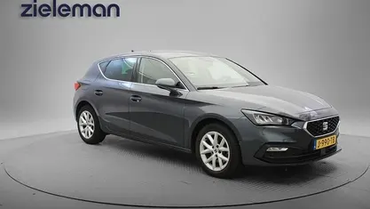 Grijs Gebruikt 2020 Seat Leon Style Hatchback | € 19.645 (Eerlijke prijs)