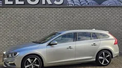 Grijs, metallic lak Gebruikt 2017 Volvo V60 R-Design Stationwagen | € 20.450 (Eerlijke prijs)