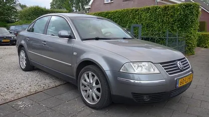 Grijs Gebruikt 2003 VW Passat Highline Sedan | € 1.599 (Eerlijke prijs)