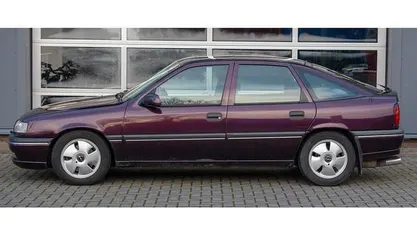 Rood Gebruikt 1993 Opel Vectra Hatchback | € 3.750