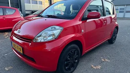 Occasion Daihatsu Sirion 87 PK (63 kW) 2006 Rood (metallic) Hatchback