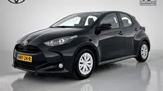 Zwart Gebruikt 2024 Toyota Yaris Hybrid Active Hatchback | € 23.445 (Eerlijke prijs)