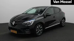 Zwart Gebruikt 2023 Renault Clio V Evolution Hatchback | € 17.435 (Eerlijke prijs)