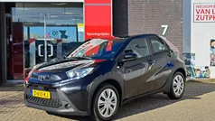 Zwart Gebruikt 2024 Toyota Aygo Play Hatchback | € 17.900 (Eerlijke prijs)