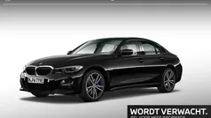 Saphirschwarz metallic (zwart metallic) Gebruikt 2021 BMW 330e Executive Sedan | € 39.900 (Goede deal)