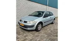 Grijs Gebruikt 2004 Renault Mégane II Dynamique Hatchback | € 950 (Eerlijke prijs)