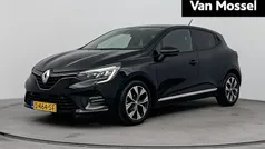 Zwart Gebruikt 2023 Renault Clio V Evolution Hatchback | € 17.435 (Eerlijke prijs)