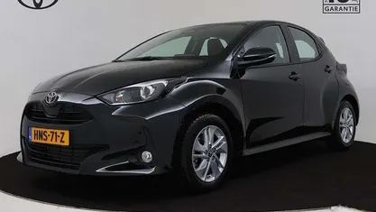 Zwart Gebruikt 2025 Toyota Yaris Hybrid Active Hatchback | € 25.945 (Eerlijke prijs)