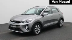 Grijs, metallic lak Gebruikt 2024 Kia Stonic SUV | € 26.400 (Eerlijke prijs)