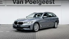 Bluestone metallic (grijs metallic) Gebruikt 2022 BMW 520 Comfort Edition Stationwagen | € 35.750 (Goede deal)