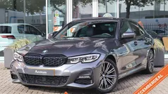 Grijs Gebruikt 2022 BMW 318 M Sport Sedan | € 28.700 (Eerlijke prijs)