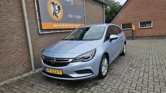 Grijs, metallic lak Gebruikt 2017 Opel Astra Edition Stationwagen | € 3.995 (Eerlijke prijs)