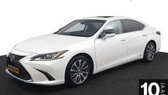 Wit Gebruikt 2021 Lexus ES300H Business Edition Sedan | € 29.950 (Eerlijke prijs)