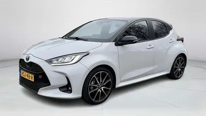 Grijs Occasion 2025 Toyota Yaris Hybrid Sport Hatchback | € 24.945 (Eerlijke prijs)