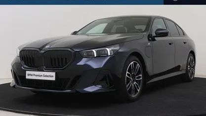 Zwart Gebruikt 2025 BMW 550e Comfort Edition Sedan | € 89.950 (Eerlijke prijs)