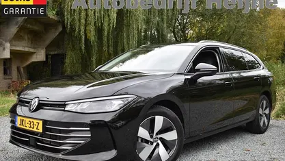 Zwart Gebruikt 2024 VW Passat Business Stationwagen | € 35.945 (Goede deal)