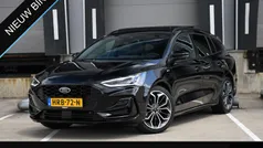 Zwart Gebruikt 2023 Ford Focus ST-Line Stationwagen | € 28.995 (Eerlijke prijs)