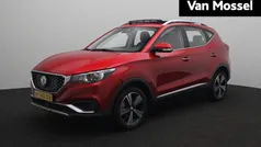 Rood, metallic lak Gebruikt 2019 MG ZS Luxury Sedan | € 13.995 (Eerlijke prijs)