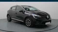 Zwart metallic Gebruikt 2021 Renault Clio V Intens Hatchback | € 10.990 (Eerlijke prijs)