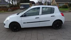 Wit Gebruikt 2007 Renault Clio II Authentique Hatchback | € 1.099 (Eerlijke prijs)