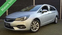 Zilver, metallic lak Gebruikt 2021 Opel Astra Edition Stationwagen | € 17.950 (Eerlijke prijs)