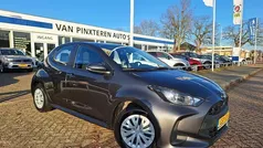 Grijs, metallic lak Gebruikt 2020 Toyota Yaris Hatchback | € 18.750 (Eerlijke prijs)