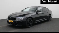 Zwart, metallic lak Gebruikt 2022 BMW 520 M Sport Sedan | € 39.845 (Eerlijke prijs)