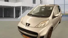 Grijs, metallic lak Gebruikt 2009 Peugeot 107 Hatchback | € 2.350 (Eerlijke prijs)