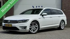 Wit, metallic lak Gebruikt 2016 VW Passat Highline Stationwagen | € 12.895 (Eerlijke prijs)