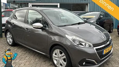 Occasion Peugeot 208 Signature Sky 83 PK (61 kW) 2019 Grijs Hatchback