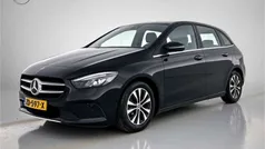 Donker kosmoszwart metaalkleur metallic Gebruikt 2019 Mercedes B180 Business MPV | € 24.895 (Goede deal)