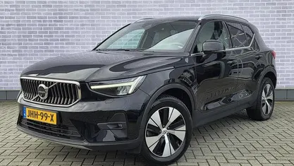 Zwart Gebruikt 2022 Volvo XC40 Inscription SUV | € 32.899 (Eerlijke prijs)