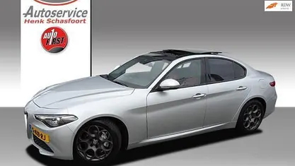 Grijs Gebruikt 2018 Alfa Romeo Giulia Super Sedan | € 23.950 (Eerlijke prijs)