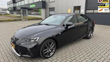 Zwart Gebruikt 2019 Lexus IS300h Sport Line Sedan | € 24.999 (Eerlijke prijs)