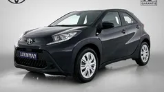 Zwart metallic Gebruikt 2025 Toyota Aygo Play Hatchback | € 20.345 (Eerlijke prijs)