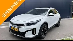 Deluxe white (licht wit parelmoer) Gebruikt 2023 Kia XCeed SUV | € 29.900 (Eerlijke prijs)