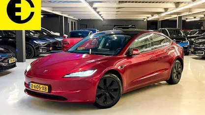 Rood Occasion 2024 Tesla Model 3 RWD Sedan | € 34.950 (Eerlijke prijs)