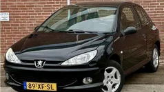 Zwart, metallic lak Gebruikt 2002 Peugeot 206 Hatchback | € 1.250 (Eerlijke prijs)