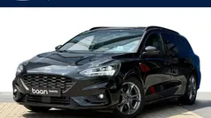 Zwart, metallic lak Gebruikt 2021 Ford Focus ST-Line Stationwagen | € 22.400 (Goede deal)