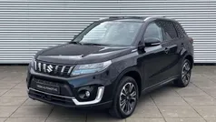 Zwart Gebruikt 2022 Suzuki Vitara Style SUV | € 25.445 (Eerlijke prijs)